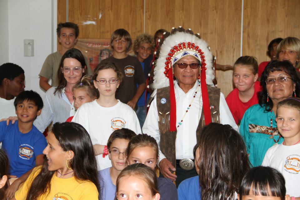 En plus de la conférence, Harlyn et Karen Géronimo ont rendu visite aux élèves du collège Mireille Choisy en habit traditionnel apache.In addition to the conference, Harlyn Geronimo and Karen visited the Mireille Choisy high school's students in traditional Apache clothing.
